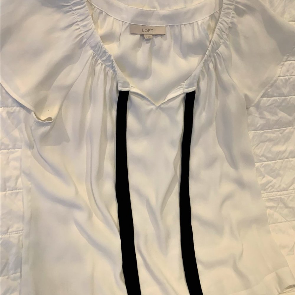 Ann Taylor Loft Women's Short Sleeve Blouse Size Medium White with Black Bow